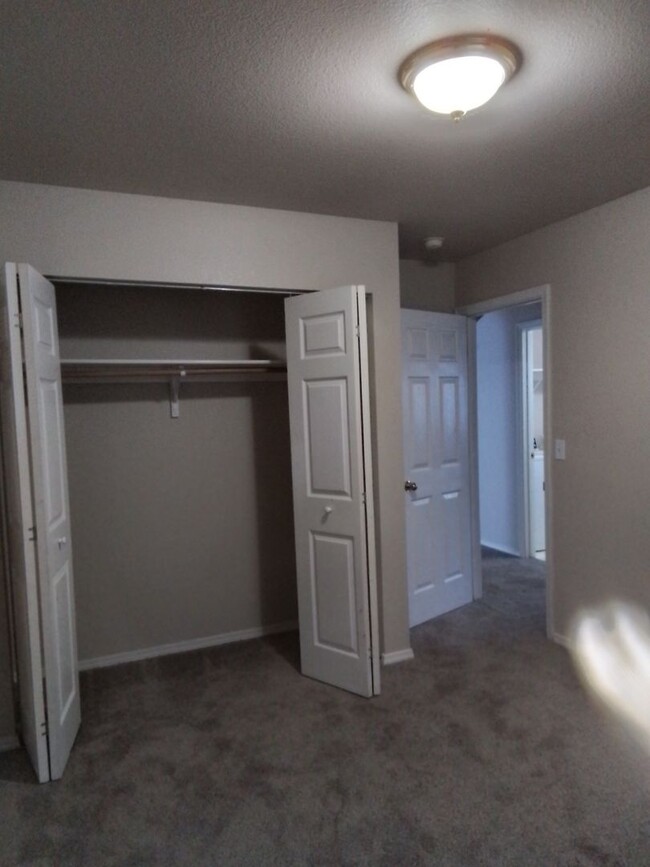 Building Photo - 4 bedroom: Super Clean with new carpet and...