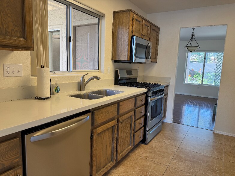 Building Photo - 10065 Hemet Dr