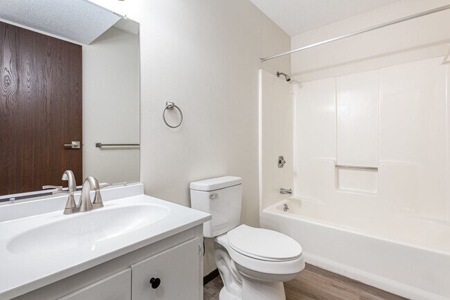 Building Photo - 1301 Springfield Dr