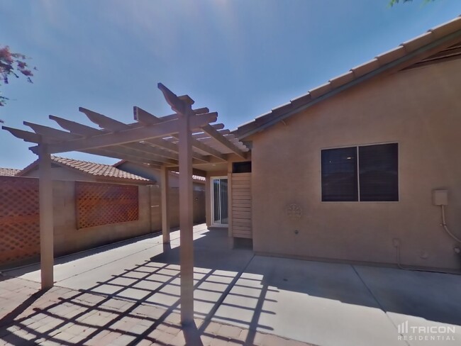 Building Photo - 43780 Elm Dr