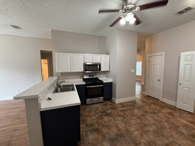 Building Photo - 1100 Alexandria Dr