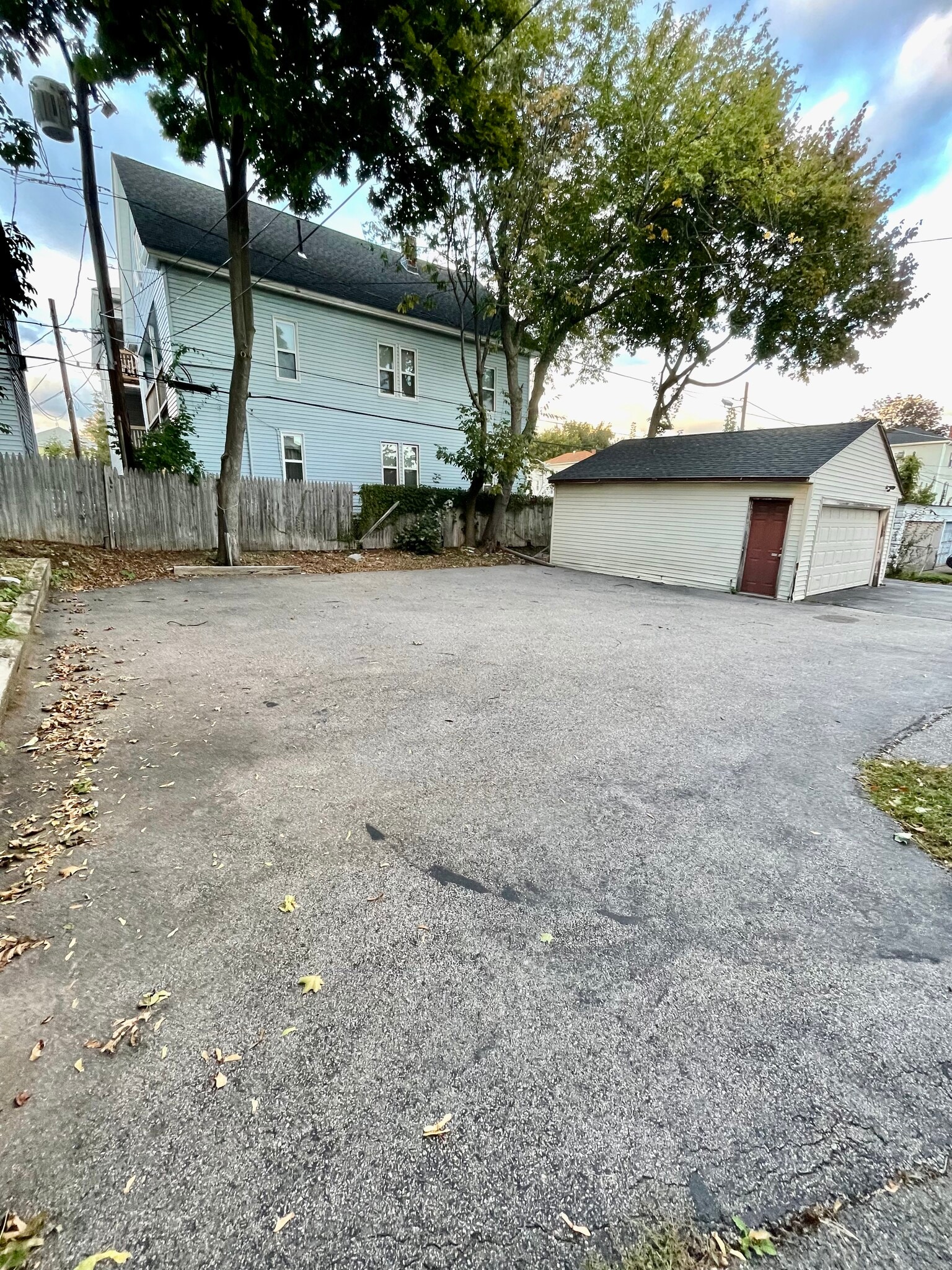 Building Photo - 16 Crompton St