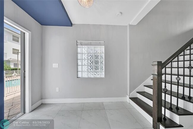 Building Photo - 2725 NE 8th Ave