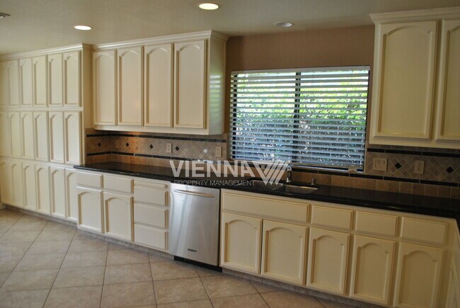 Building Photo - 5325 Thunder Ridge Cir