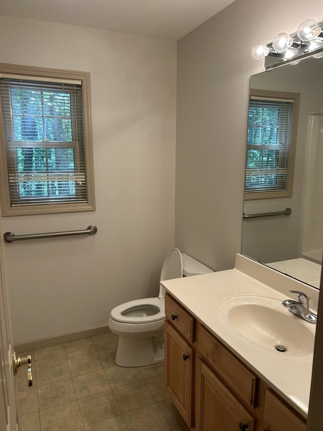 Building Photo - 129 Ivy Ln