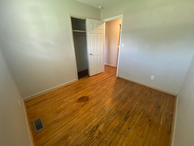 Building Photo - 3 Bedroom, 2 Bathroom Home on Bloomington's Westside