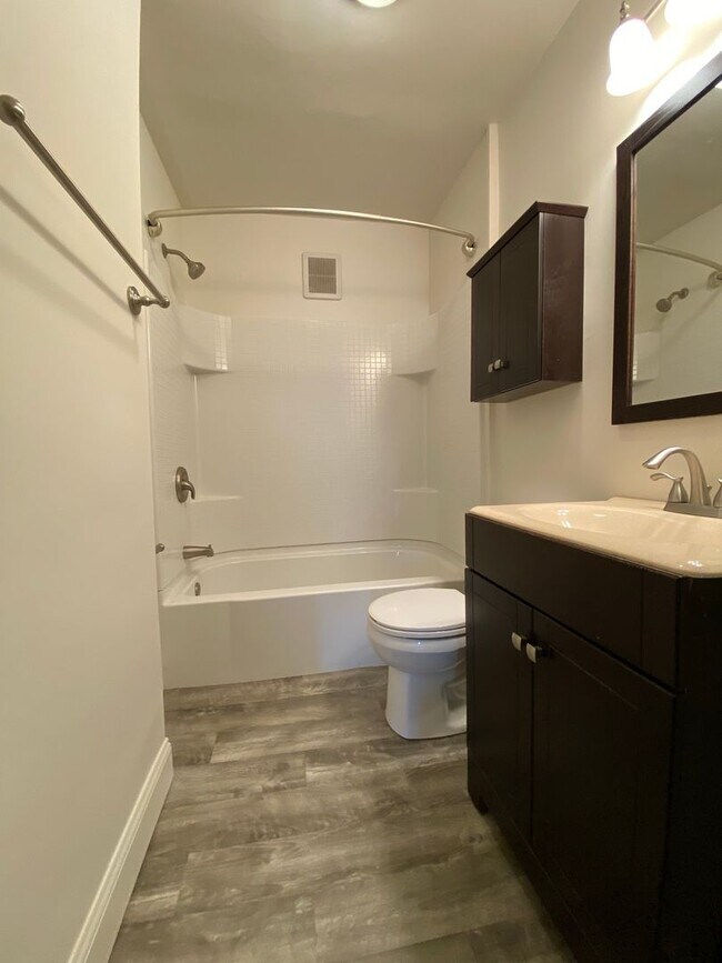 Building Photo - Pet Friendly 3 Bedroom Townhouse in Squirrel Hill! Covered Front Porch + Backyard! Call Today!