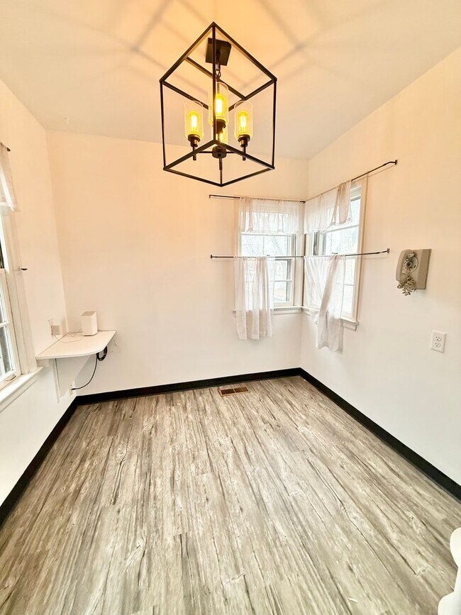 Building Photo - Move in ready home on Routt!