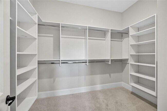 Building Photo - 109 Village Green Ave