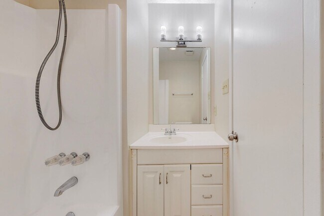 Building Photo - Coming Soon! Comfortable 3 bd / 2 ba Home for Lease in Cleburne