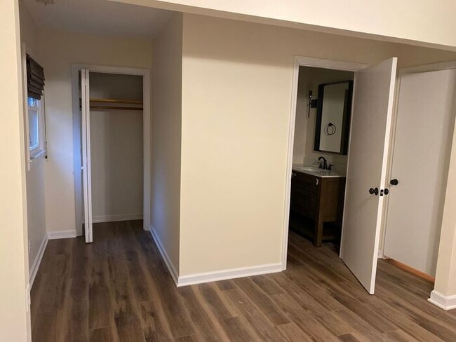 Building Photo - Cottage home, 5 minutes to Wrightsville Be...