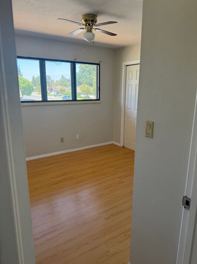 Building Photo - 2 Parkshore Cir
