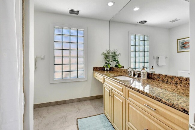 Building Photo - 3567 Commodore Cir