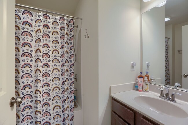 Building Photo - 4 bedroom townhome