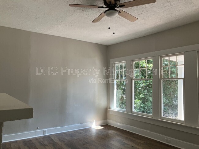 Building Photo - 2207 Bell St