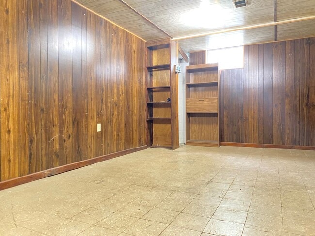 Building Photo - Beautiful 3 bed 1 bath house, over sized driveway, garage and fenced in back yard $1795