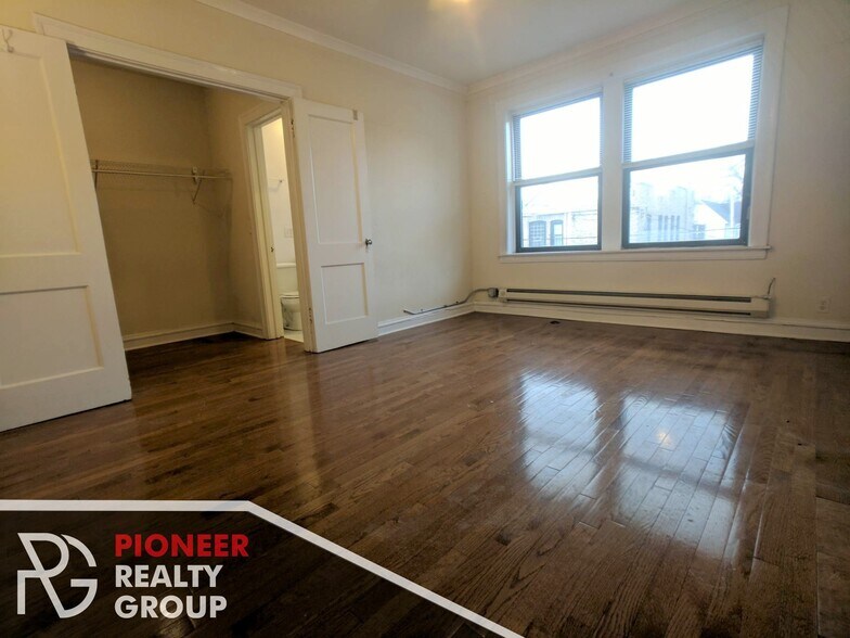 Building Photo - 4542 N Damen Ave