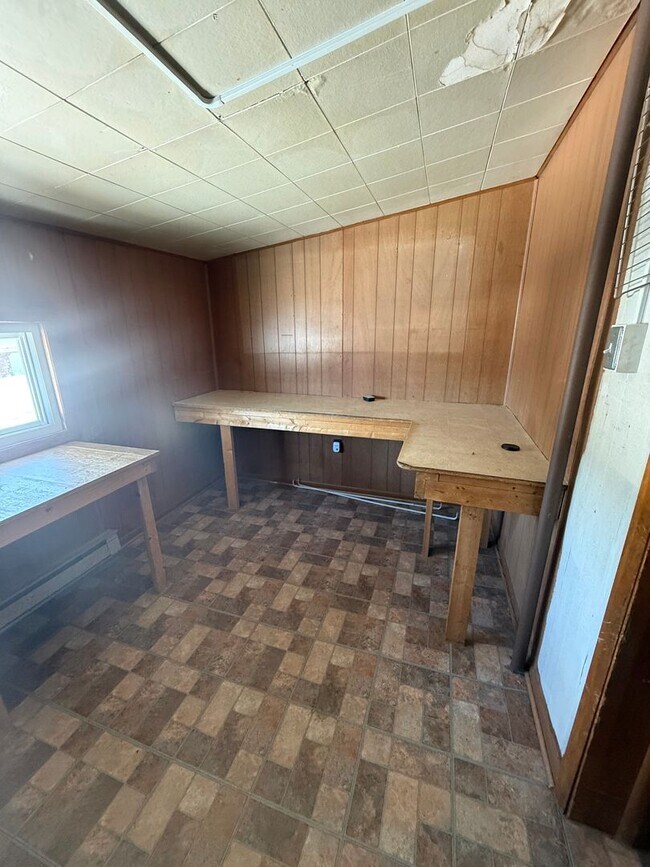 Building Photo - 3185 Spring Rd