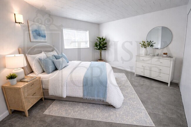 Building Photo - Move In Ready! North Hills School District-2 BR/1BA, Central AC, LVP Floors, Upgraded Kitchen, Ba...