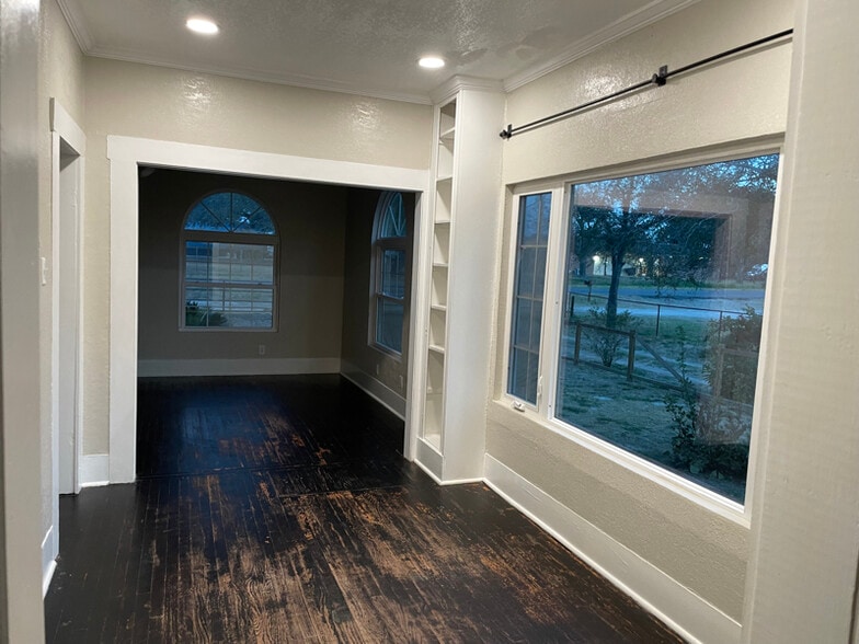 Building Photo - 3336 I-35