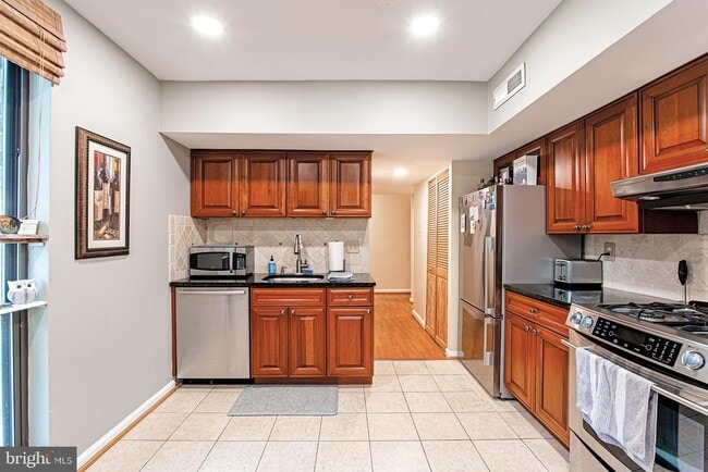 Building Photo - 2037 Royal Fern Ct