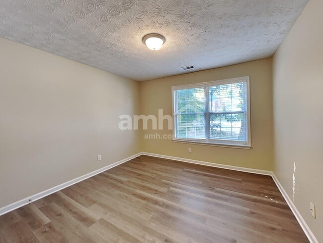 Building Photo - 820 Whitecrest Ct