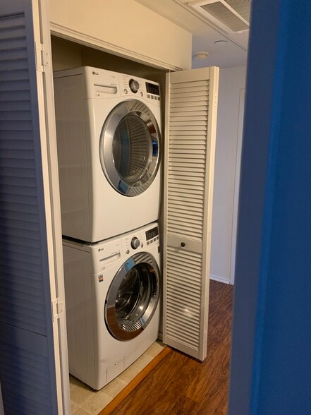 washer/dryer - 10717 Lawler St