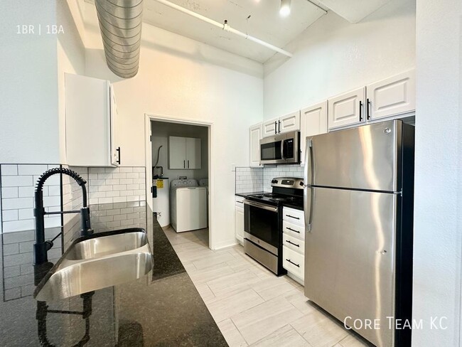 Building Photo - 320 W 7th St