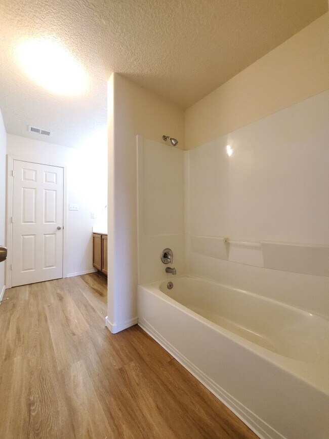 Building Photo - 3 bed 2 bath 1800 sq ft in Huning Ranch!