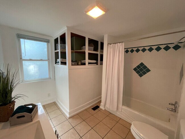 Building Photo - 212 E Washington St