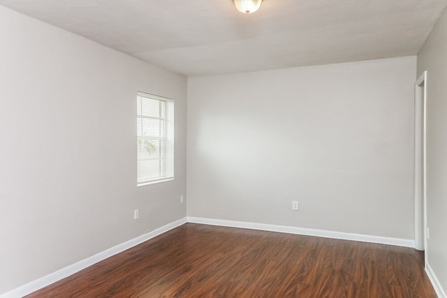 Building Photo - 11010 SW 123rd Ave