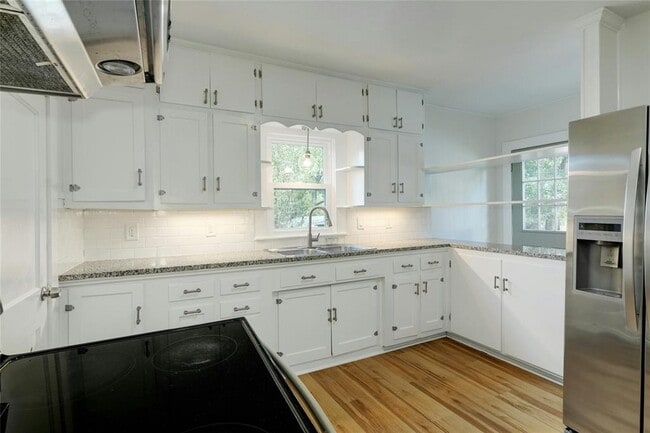 Building Photo - 1102 Hackberry St