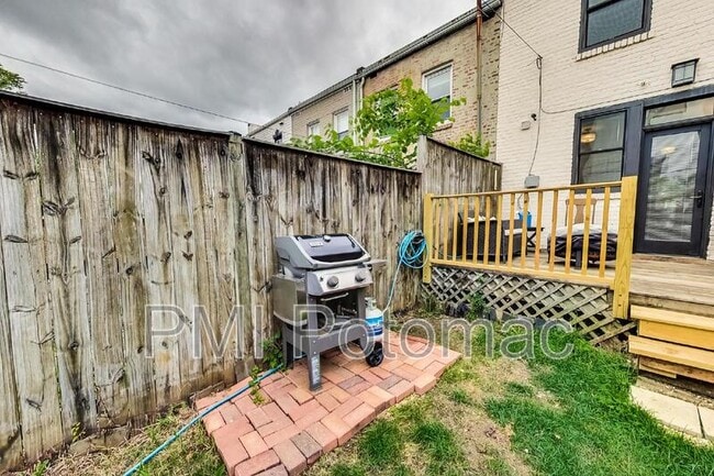 Building Photo - 1749 L St NE