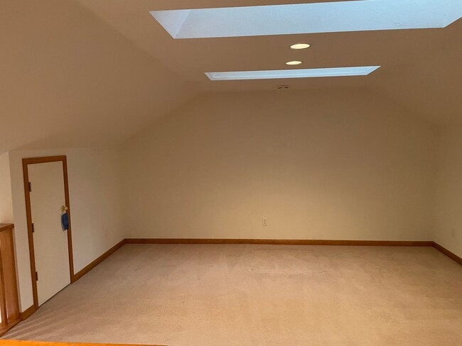 Building Photo - Large Three Bedroom on the North Side of D...