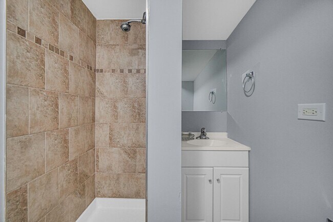 Building Photo - Spacious 4-Bedroom Split-Level in University Park