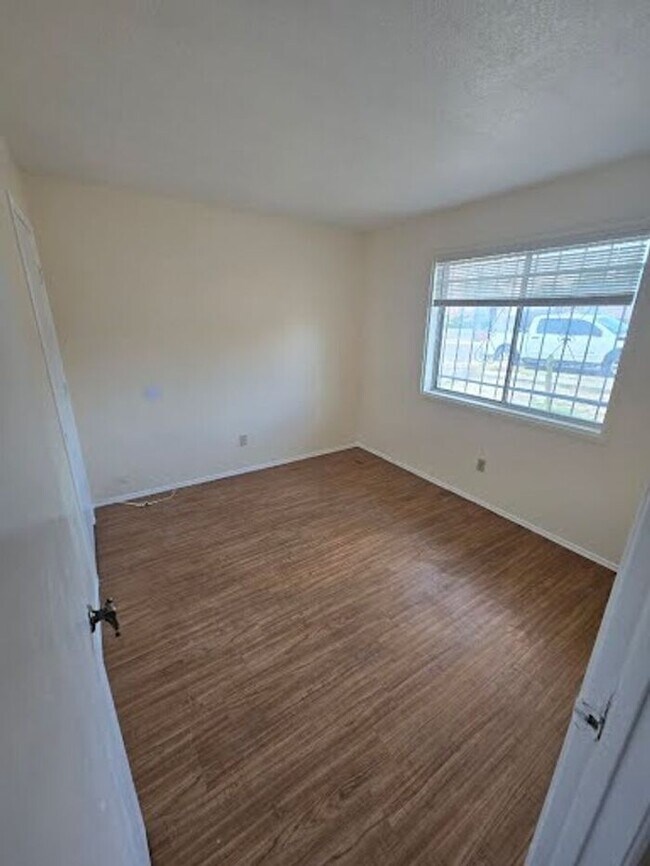 Building Photo - Spacious 4bd/2ba Featuring Central A/C and Large Private Yard