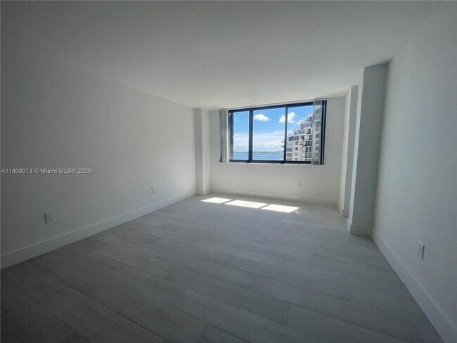 Building Photo - 540 Brickell Key Dr