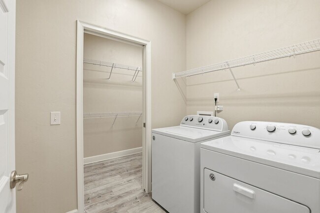 Building Photo - Villas of West 3Bed/2Bath End Unit