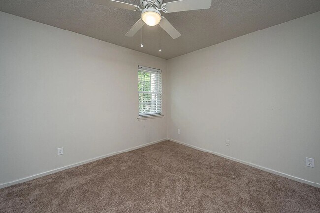 Building Photo - 306 Crestview Dr