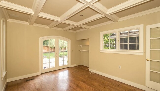 Building Photo - Charming Home w/ Beautifully Landscaped Ya...