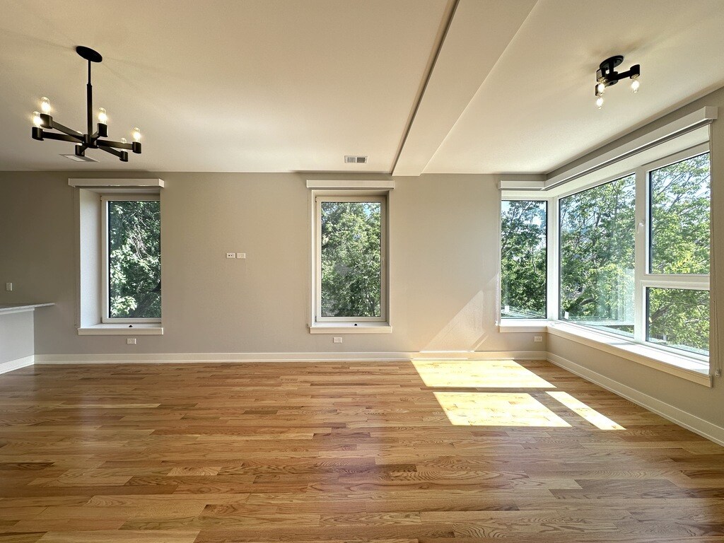 Building Photo - 2100 W 18th Pl