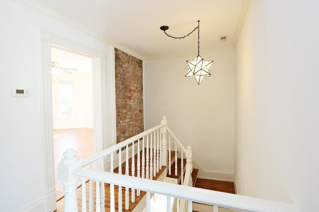 Building Photo - Charming Pet-Friendly Belmont Home With Fenced Yard