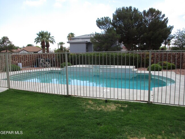Building Photo - 2030 Paseo Del Prado Dr