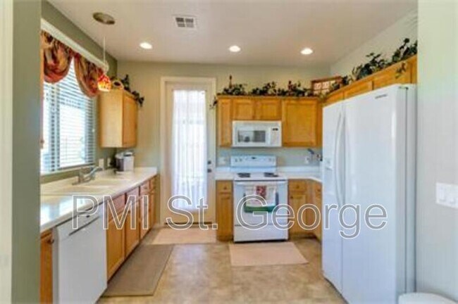 Building Photo - 3241 E Fourteen Fairway Dr