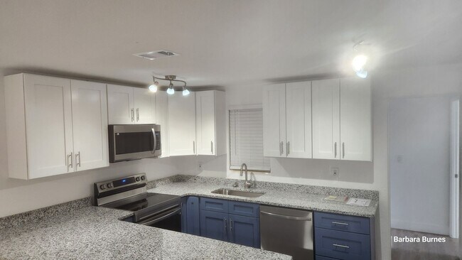 Building Photo - Three bedroom two bath for rent near Ridgewood and LPGA.