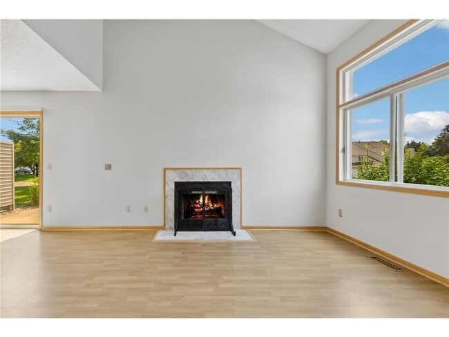 Building Photo - 2 Bed + Loft End Unit Townhome- Available 6/1