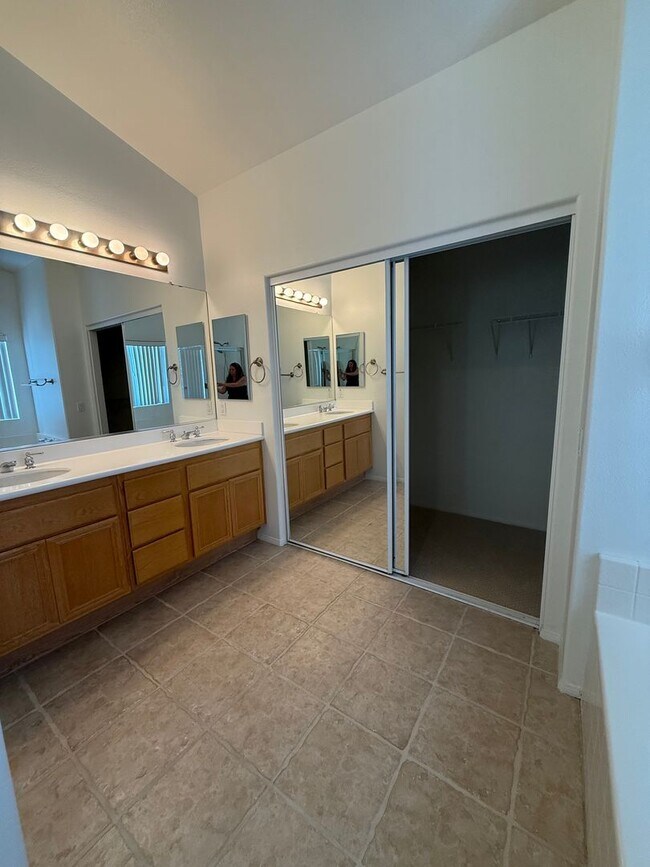 Building Photo - 3 bed, 2 1/2 bath home in gated Wood Ranch...