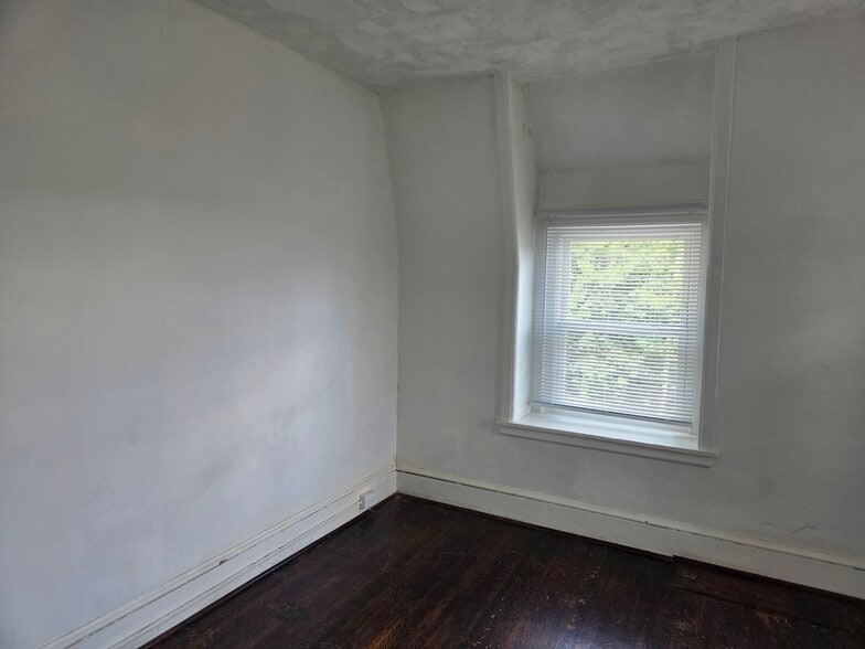Building Photo - 226 Clymer St
