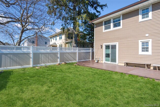 Building Photo - 445 S Wellwood Ave