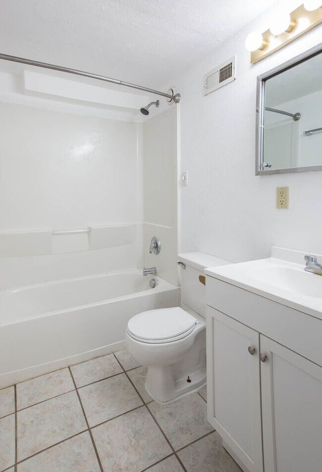Building Photo - 2134 S 13th St W